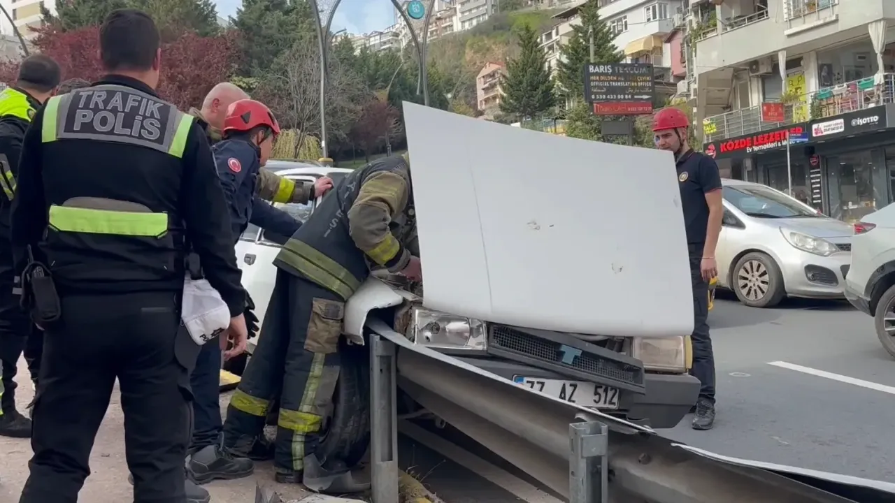 İzmit Santral Rampasında Korkutan Kaza: Freni Patlayan Araç Bariyerlere Girdi