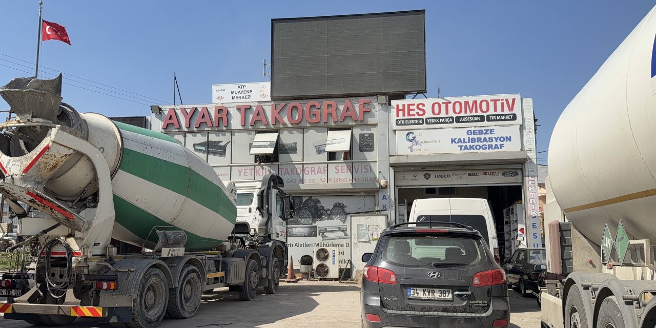 Gebze'de Takograf Servisinde Korkutan Yangın: İtfaiye Ekipleri Zamanla Yarıştı