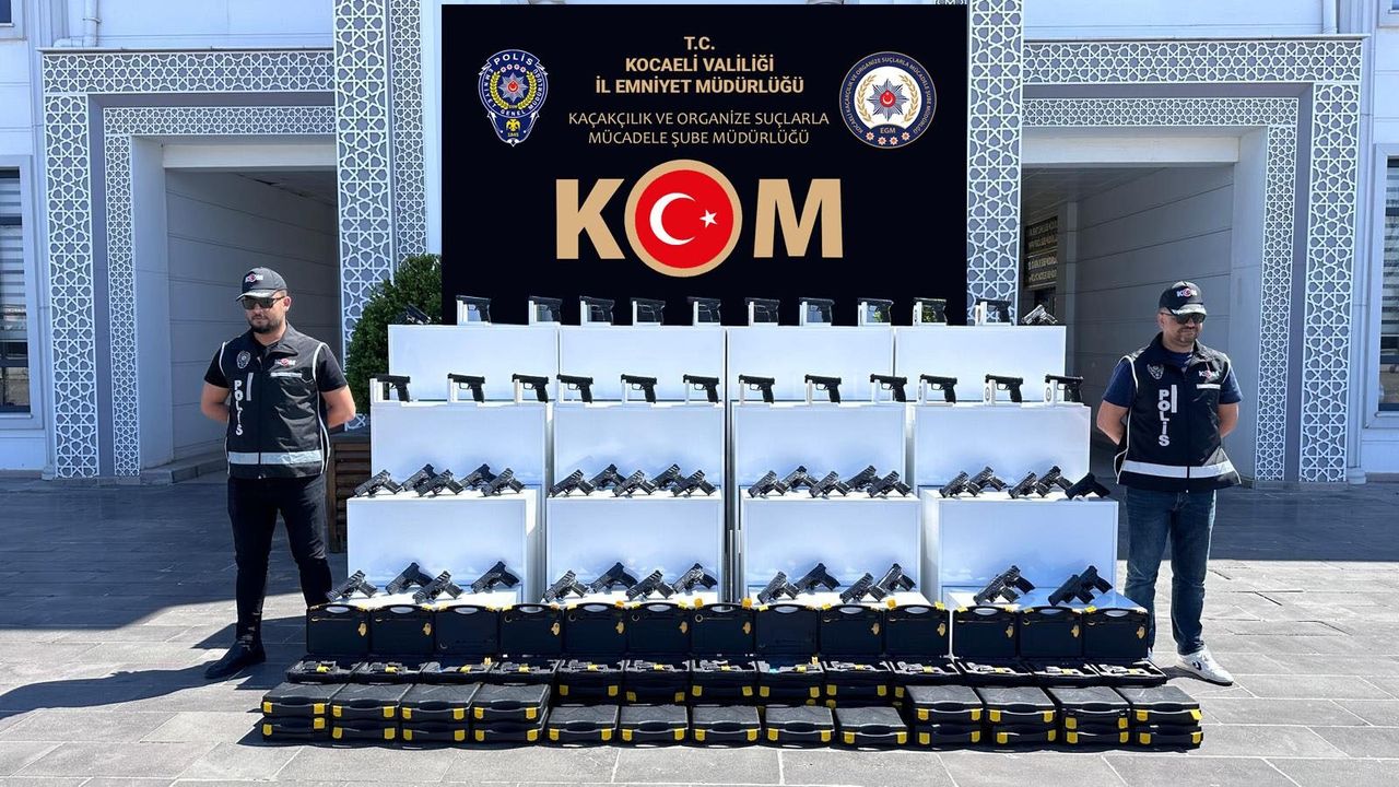 Kocaeli TEM Otoyolu'nda Büyük Operasyon: Araçtan 60 Adet Tabanca Çıktı