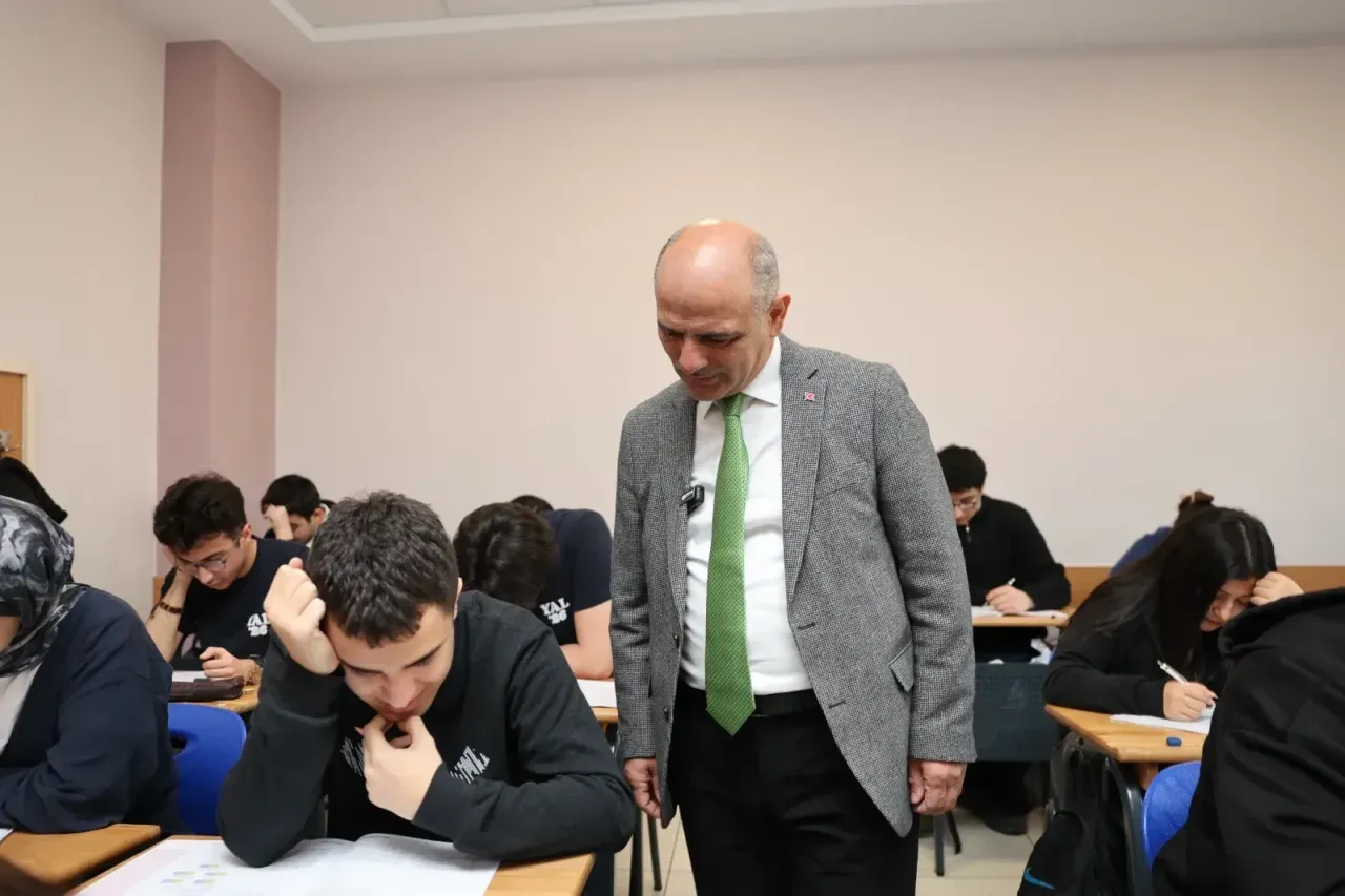 Körfez’de Eğitim Seferberliği: 4 Bin 777 Öğrenciye Ücretsiz Deneme Desteği